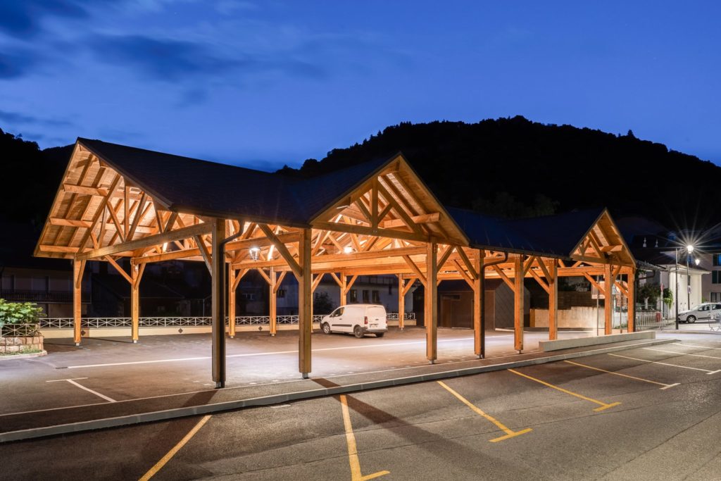 halle couverte de nuit avec éclairage