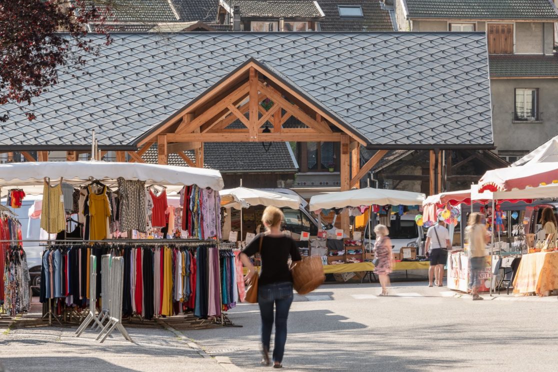 marché devant la halle couverte