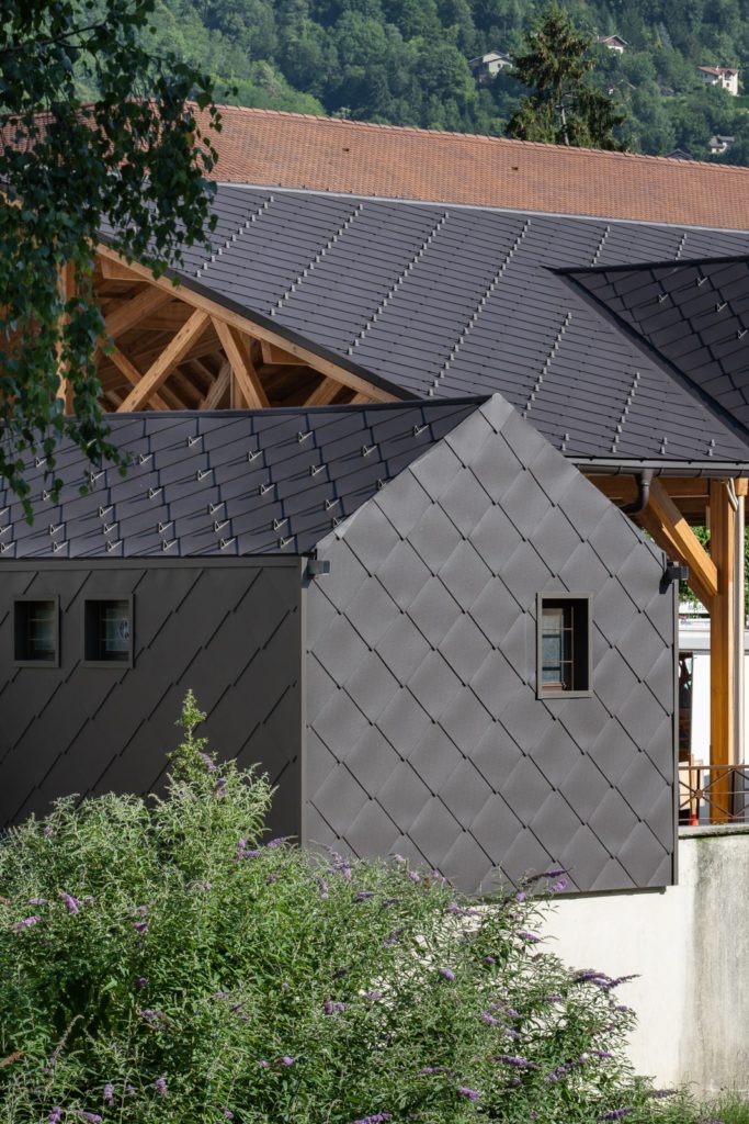 bâtiment en couverture et façade tuiles écailles