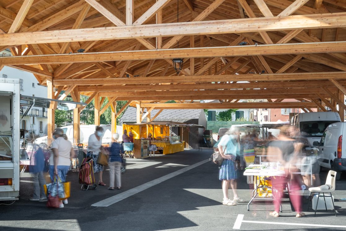 marché sous halle couverte en bois