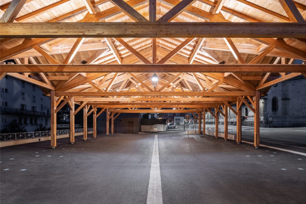 halle couverte de nuit avec éclairage