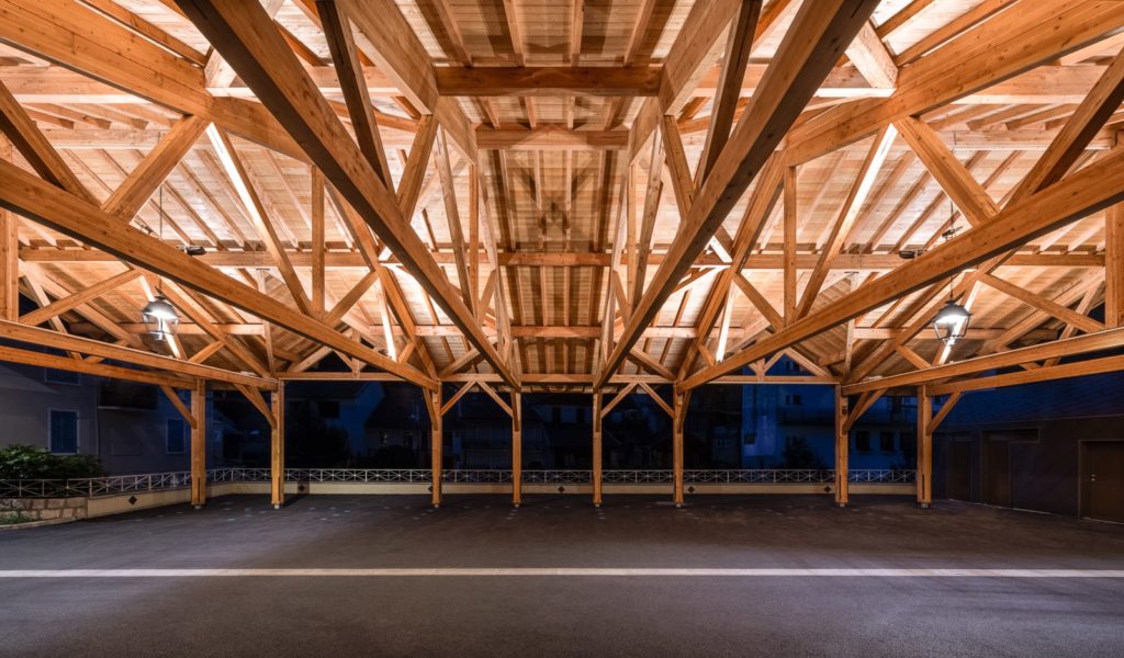 halle couverte de nuit avec éclairage