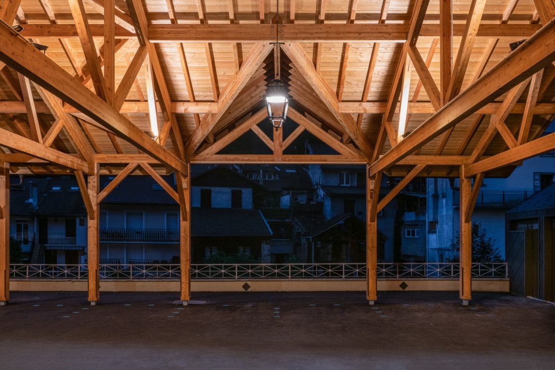 halle couverte de nuit avec éclairage