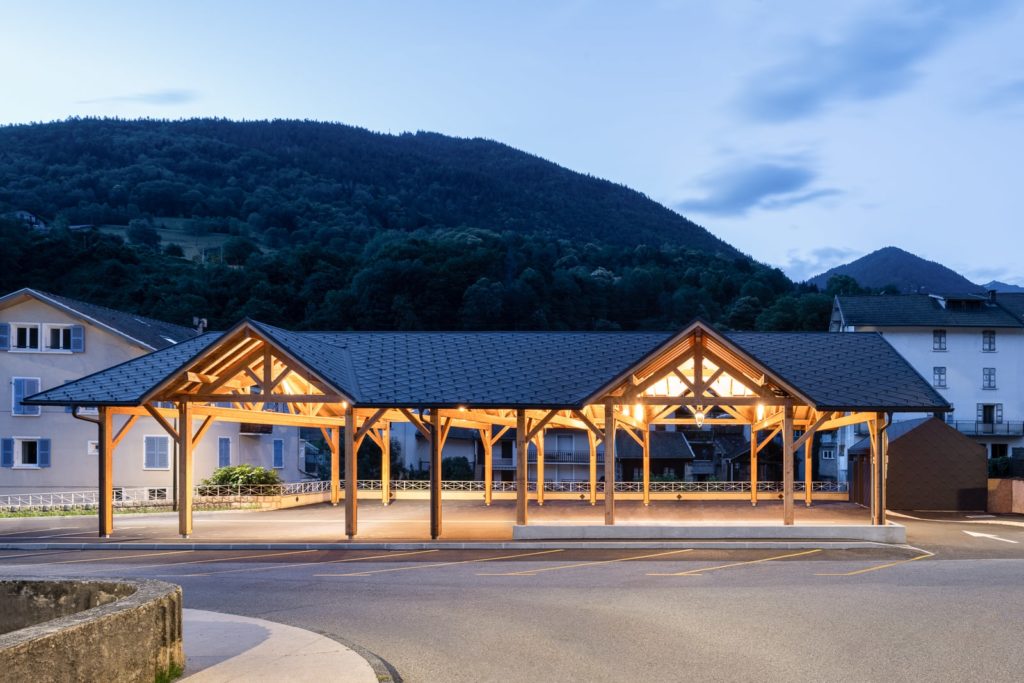 halle couverte à l'heure bleue