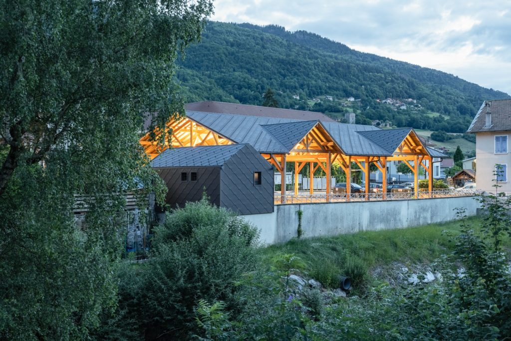 halle couverte et ruisseau à l'heure bleue