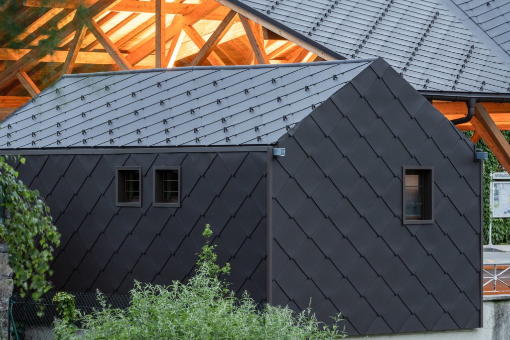 bâtiment en tuiles écailles zinc