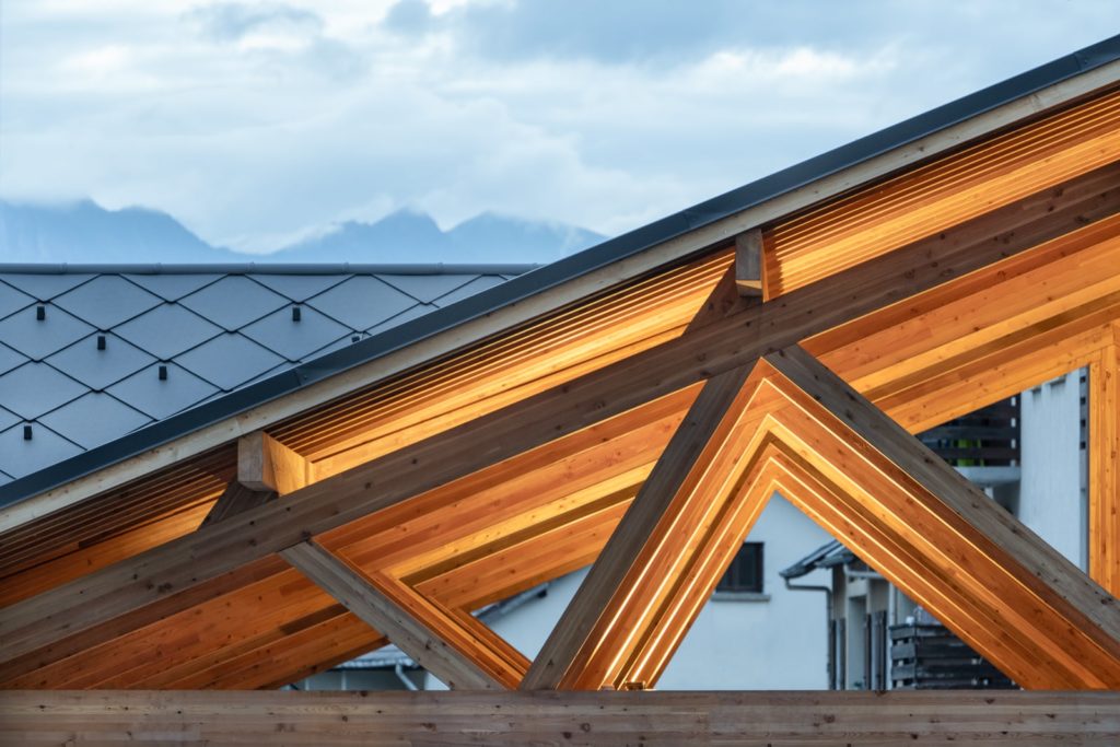 jeu d'éclairage sur charpente bois