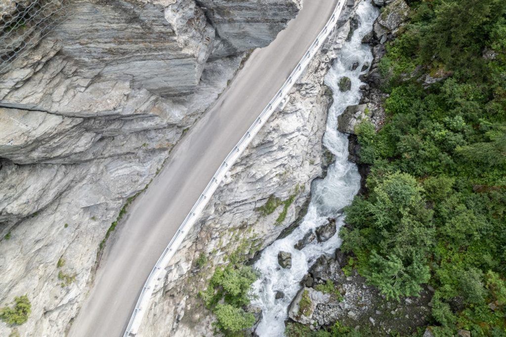 route en encorbellement dans des gorges vue en drone