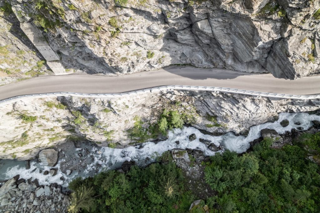route en encorbellement dans des gorges vue en drone
