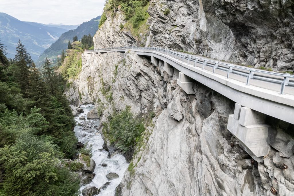 route en encorbellement dans des gorges