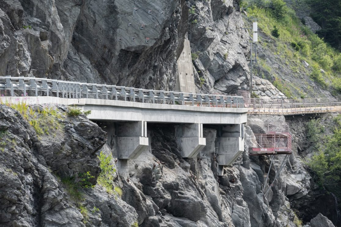 travaux en encorbellement au dessus de gorges