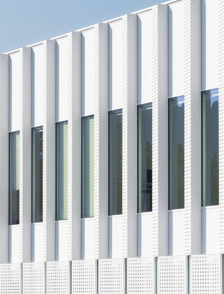 facade metallique et jeu d'ombres