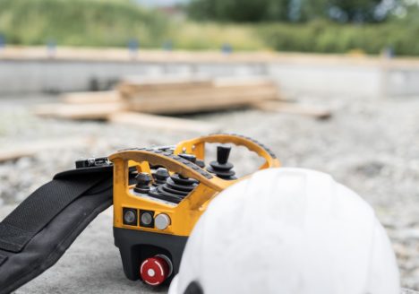 casque de chantier et télécommande grue