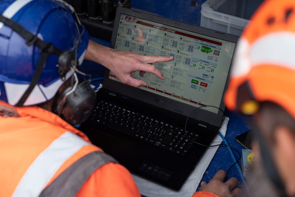 opérateur devant ordinateur LAO