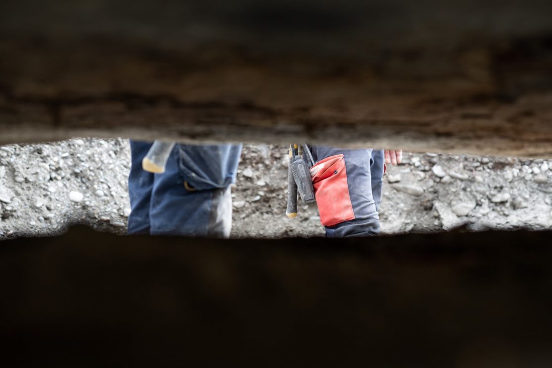 aperçu de 2 compagnons de chantier à travers la culee