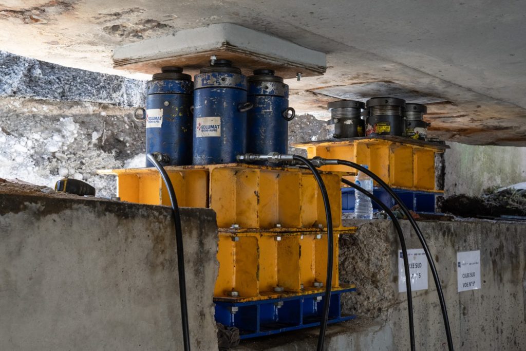 série de verin pour lever un pont