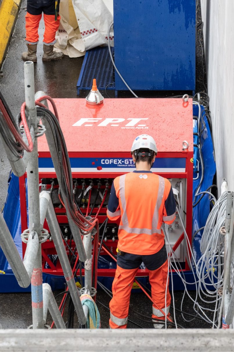 opérateur devant machine hydraulique