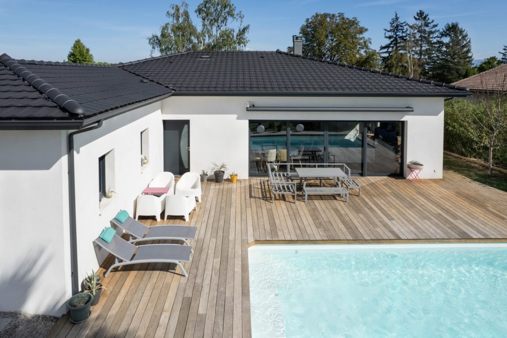 maison avec toiture en tuiles