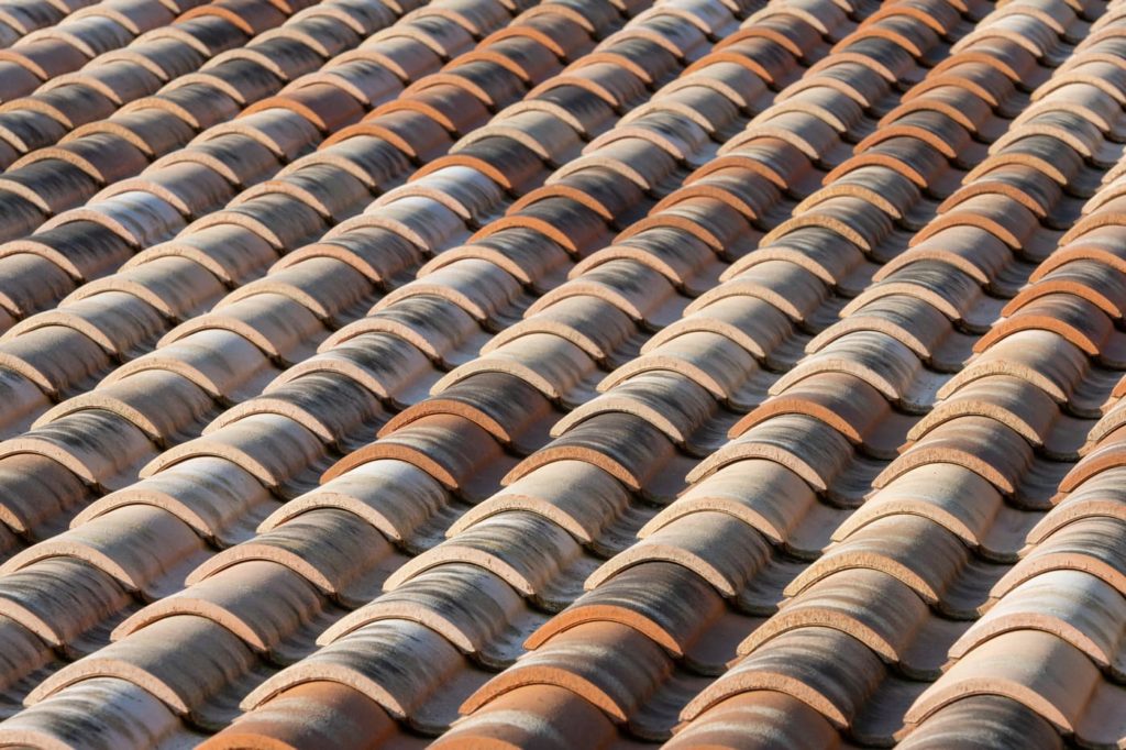 tuiles sur une toiture
