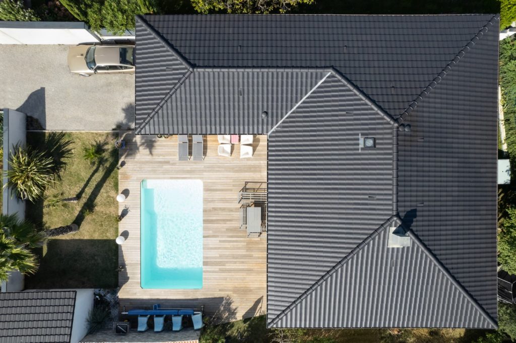 maison avec toiture en tuiles