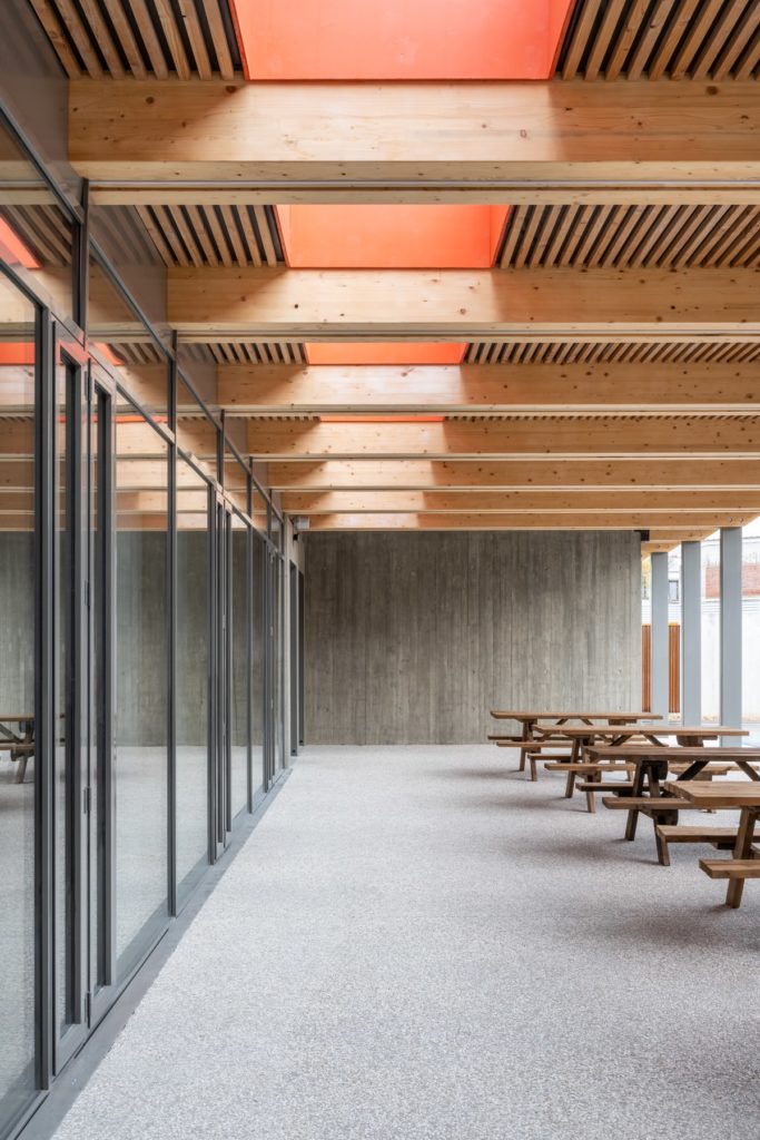 préau avec puits de lumières colorés