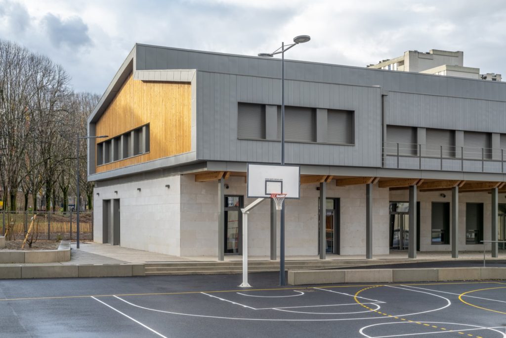 collège et son terrain de sport