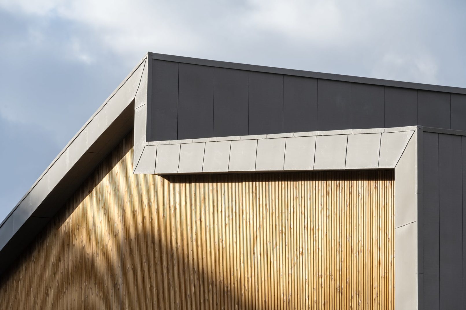 architecture bois et zinc à la lumière du soir