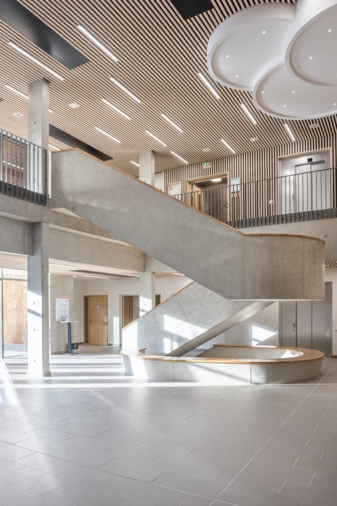 hall d'entrée collège avec escalier béton