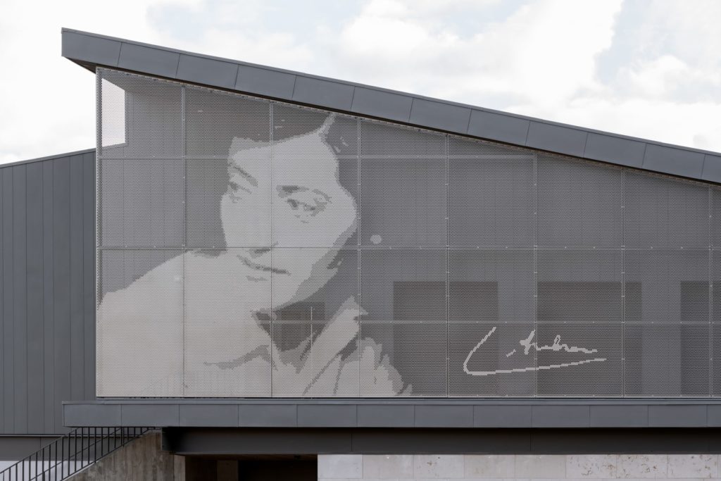 Habillage en tôle perforée avec décor