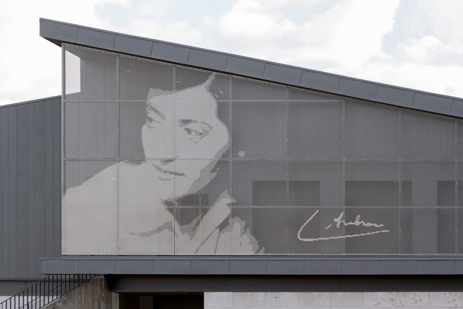 Habillage en tôle perforée avec décor