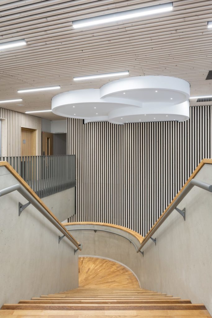 escalier béton et bois avec un plafond acoustique bois