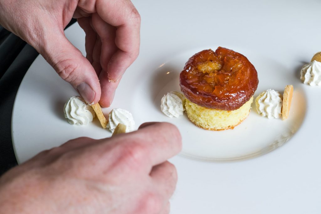 dressage d'un dessert à l'assiette