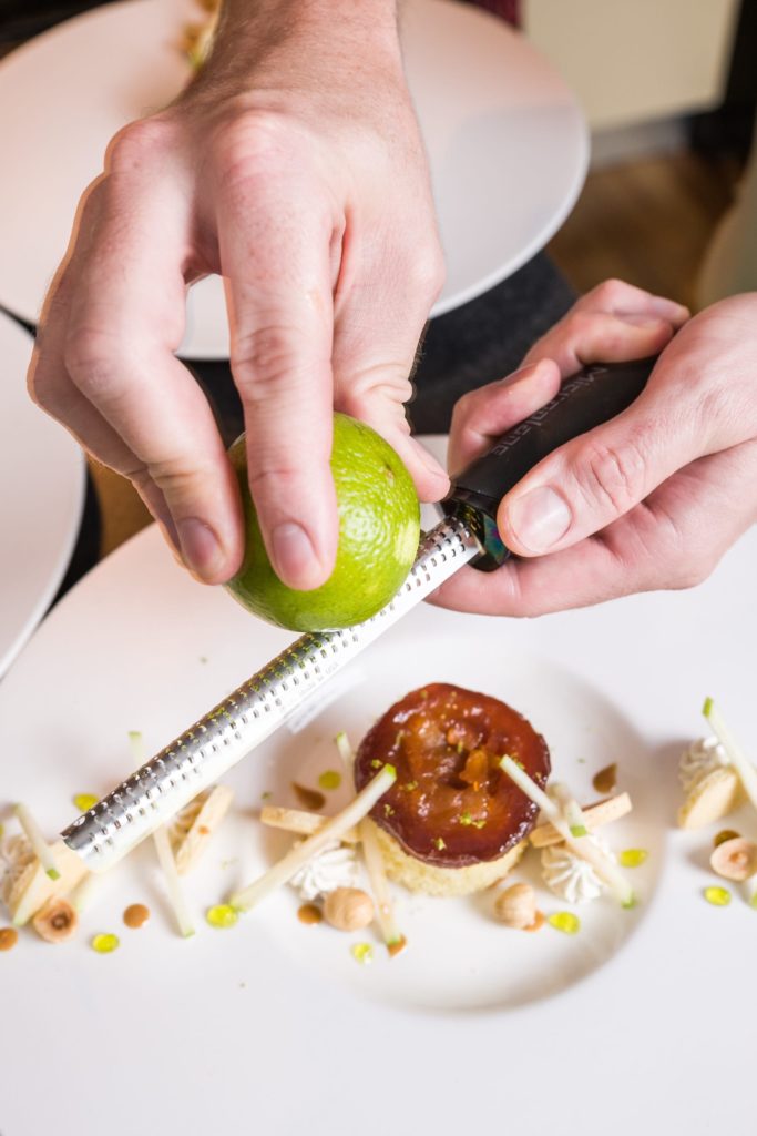 patissier qui zeste un dessert