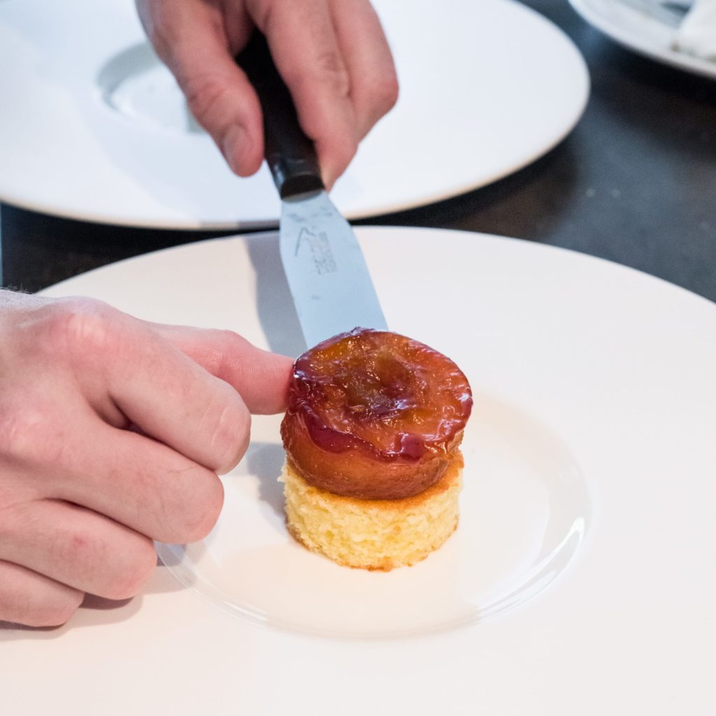 dressage d'un dessert à l'assiette