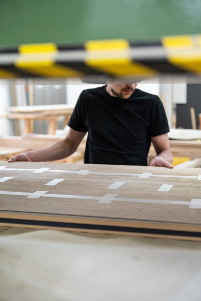 passage sous presse d'un placage d'une porte