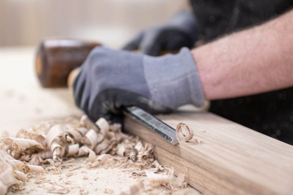 travail du bois au ciseau