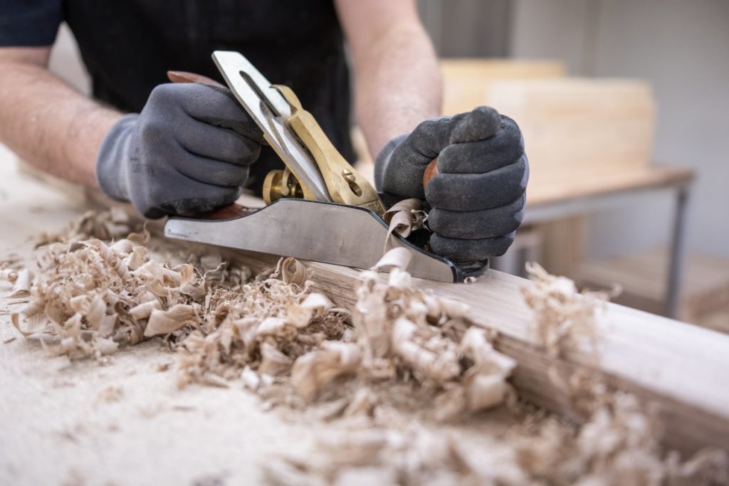 rabotage manuel du bois