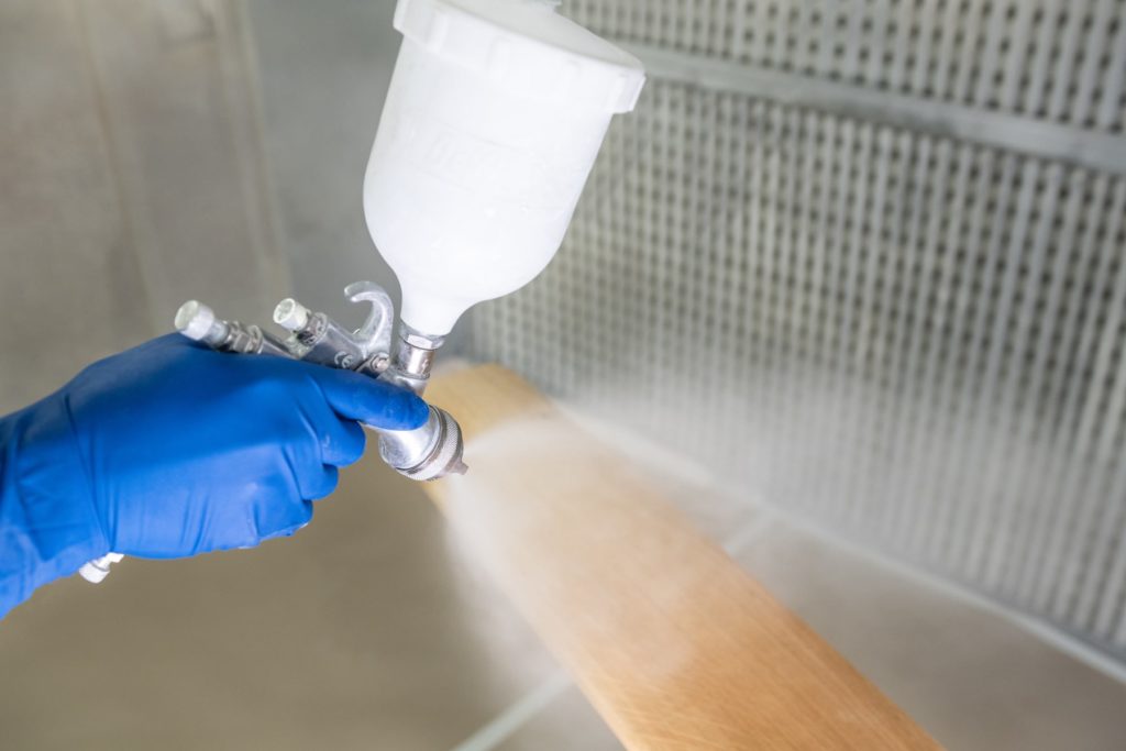 vernis du bois au pistolet