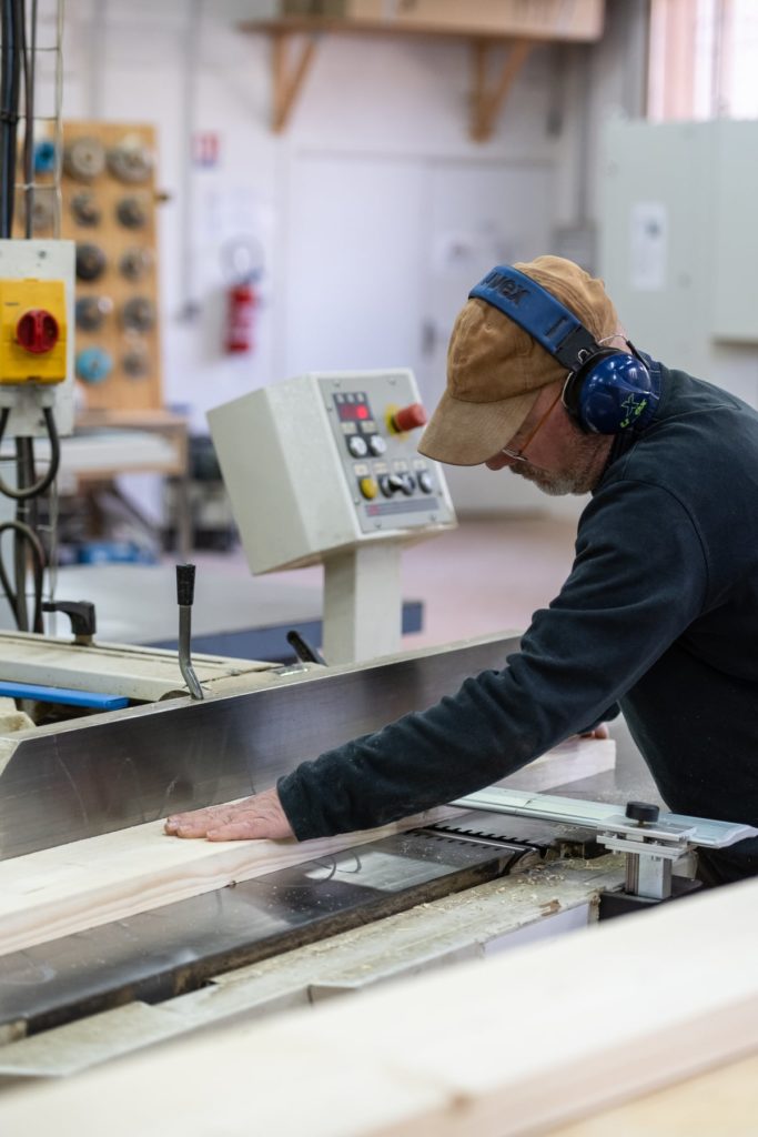 menuisier au travail