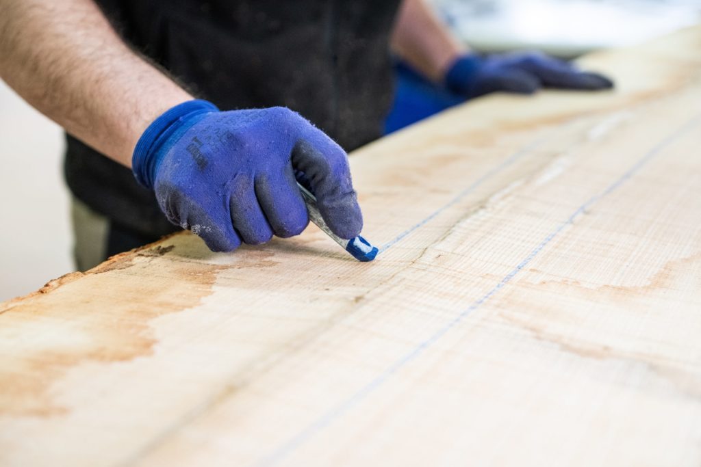 recherche des défauts sur un plateau de bois