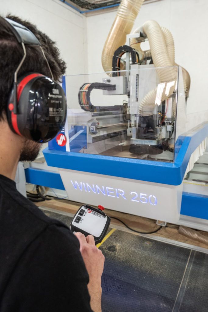 opérateur guidant la machine numérique bois