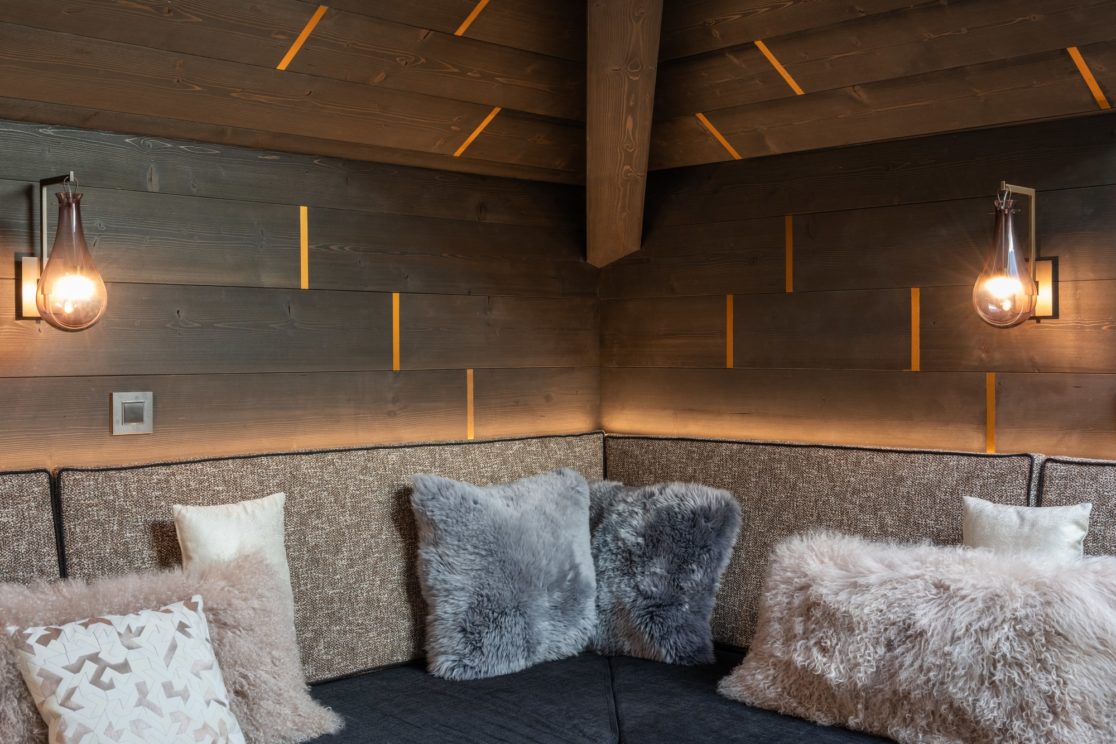 coin cosy bois et canapé aménagement intérieur