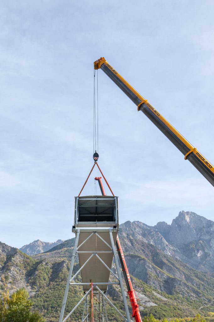 grues soulevant une galerie metallique