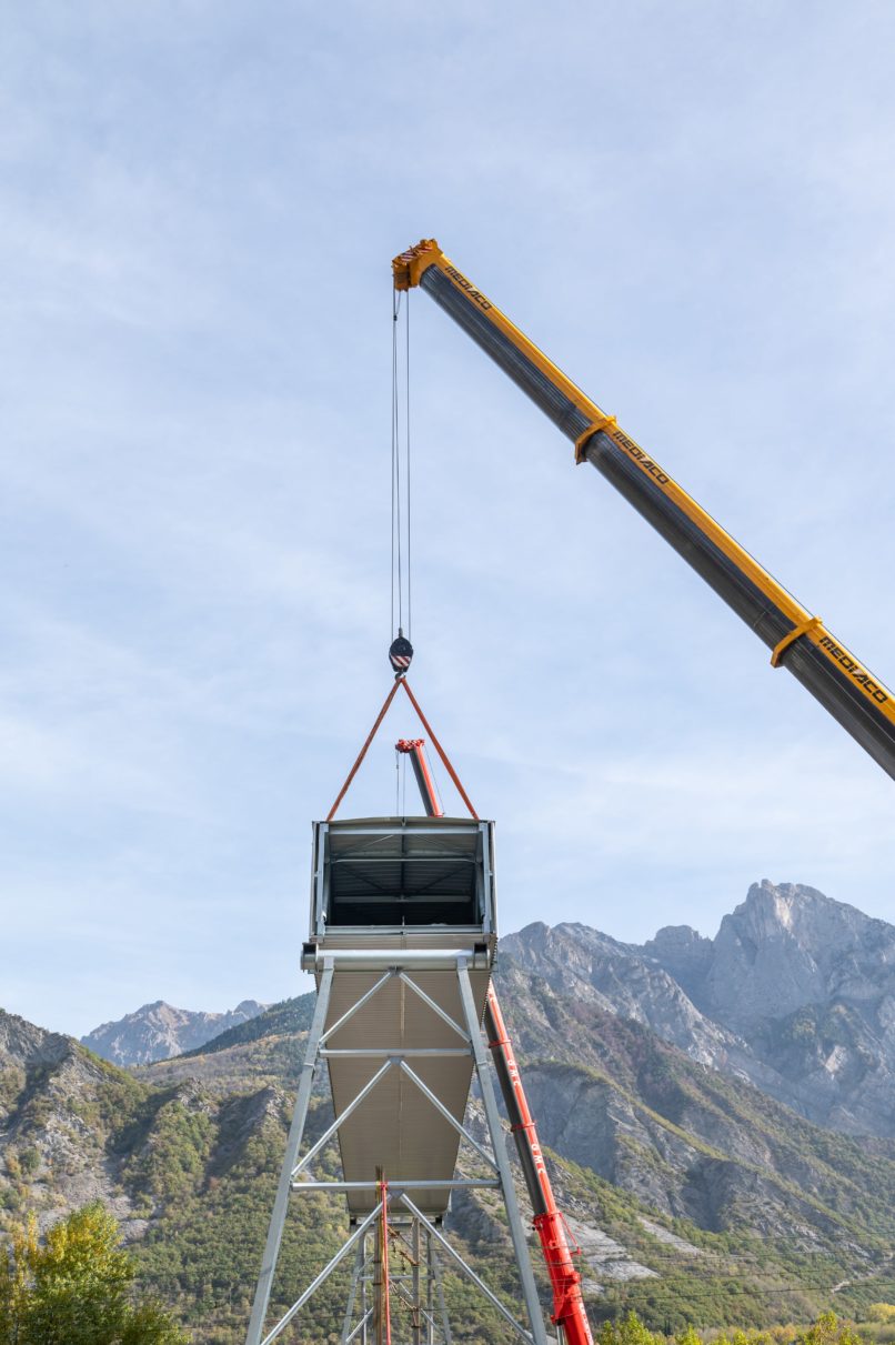 grues soulevant une galerie metallique