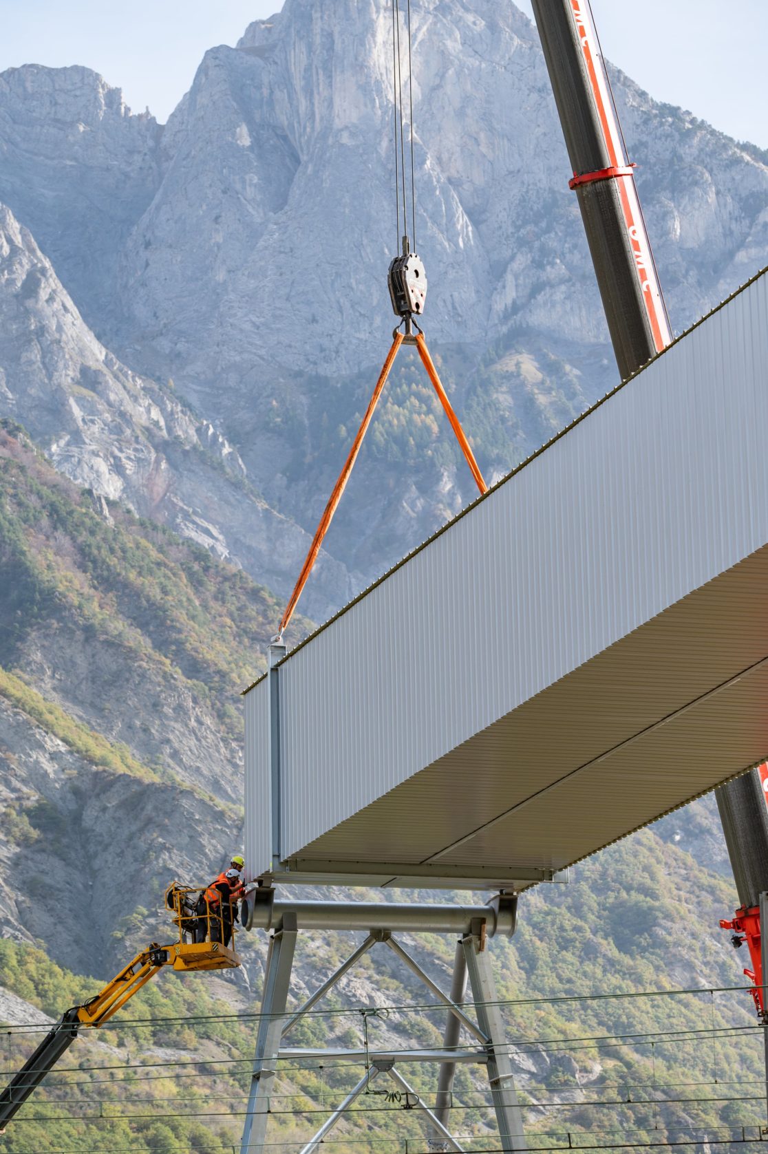 nacelle et grue soulevant une galerie metallique
