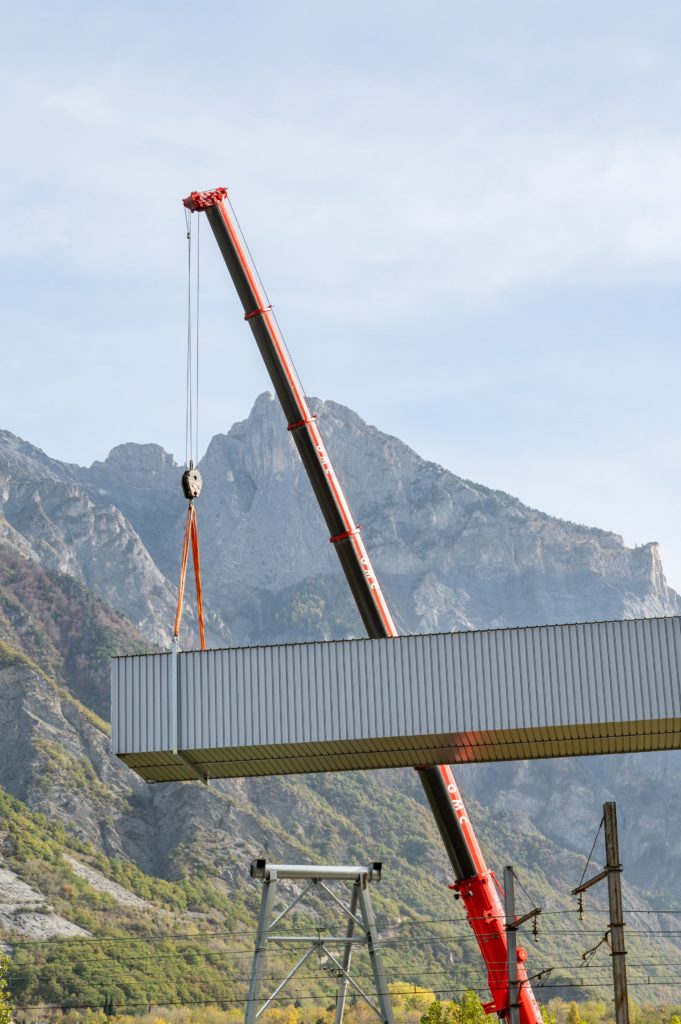 grue soulevant une galerie metallique