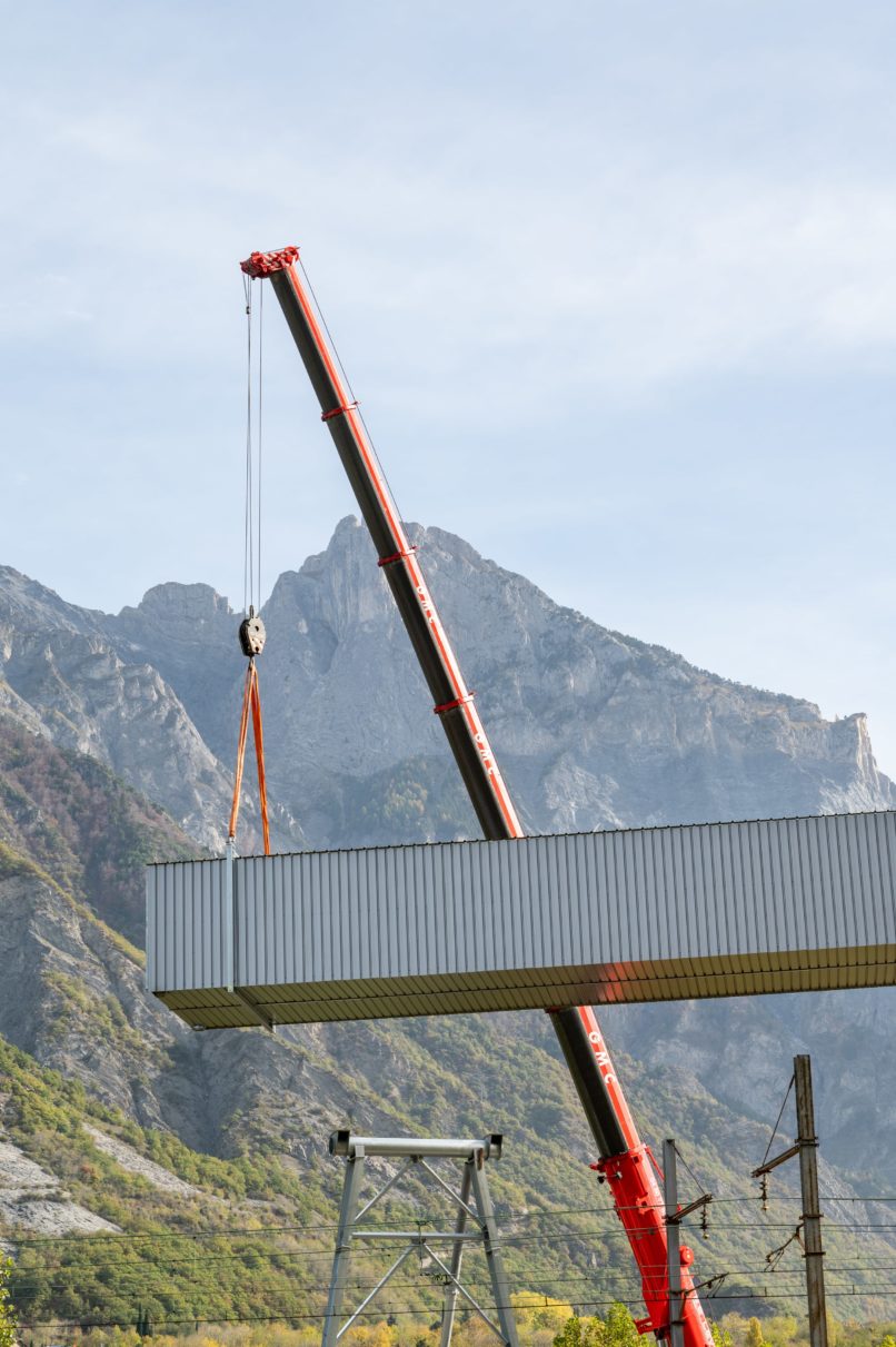 grue soulevant une galerie metallique