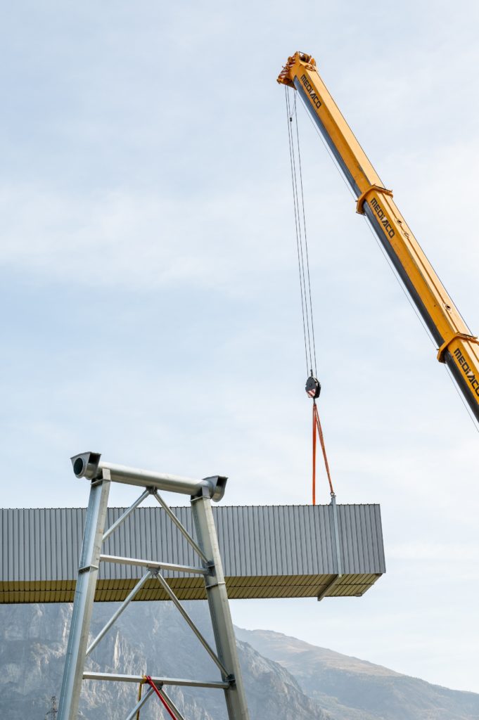 grue soulevant une galerie metallique