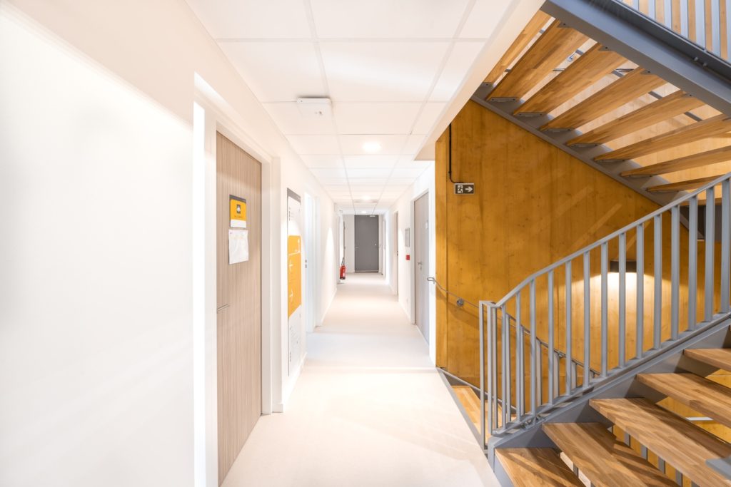 couloir de bureaux et cage d'escalier