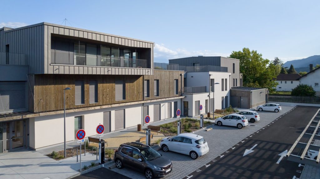 vue drone bâtiment de bureau et parking